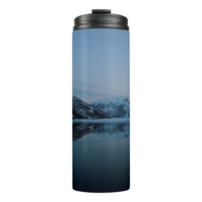 SEE UMGEBEN VON BERGEN THERMOSBECHER (Vorderseite)