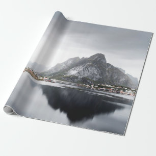 SEE UMGEBEN VON HAUSE UND BERGEN GESCHENKPAPIER