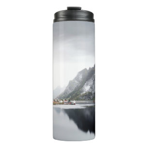 SEE UMGEBEN VON HAUSE UND BERGEN THERMOSBECHER