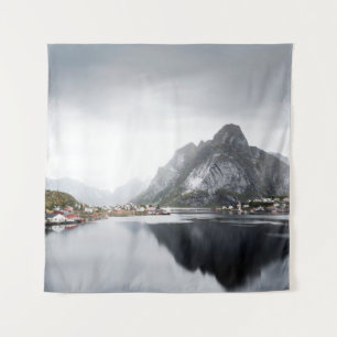 SEE, UMGEBEN VON HÄUSERN UND BERGEN WANDTEPPICH
