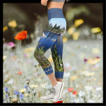 See und Wildblumen Personalisiert Name Capri Leggings<br><div class="desc">Diese einzigartigen FUN Capri-Leggings sind mit unserem originalen Foto eines Sees und Wildblumen dekoriert,  mit dem passenden blauen Trimm und dem Namen in großer Schrift Typografie. Name ist auf der Seite des links Beins,  leicht personalisiert. "Mode-Fitness und Fitness-Kleidung". Alle Rechte vorbehalten © 2020 Alan & Marcia Socolik.</div>