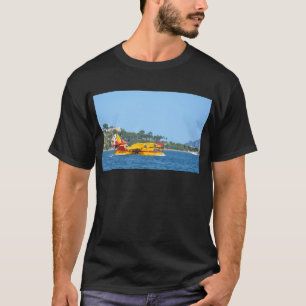 Seeflugzeug, das auf Wasser mit einem Taxi fährt T-Shirt