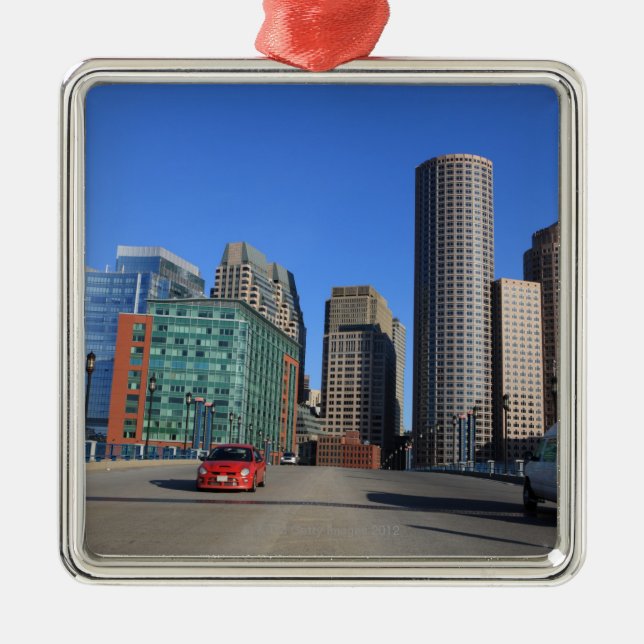 Seehafen-Boulevardbrücke und Boston-Skyline. Silbernes Ornament (Vorne)