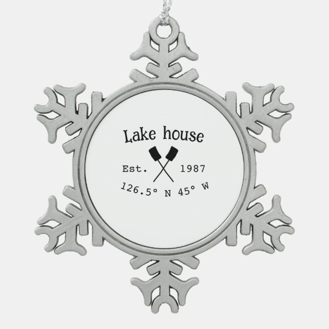 Seehaus wird gemietet. Datum Jahr benutzerdefinier Schneeflocken Zinn-Ornament (Vorderseite)