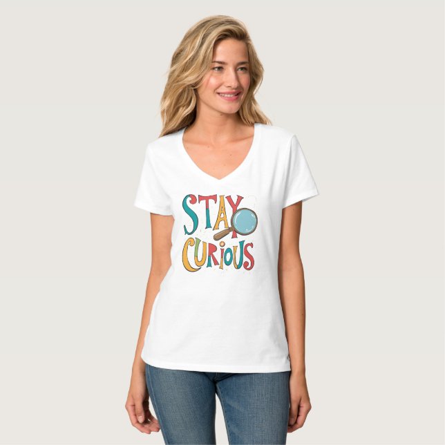 Seek Knowledge: Inspiring 'Stay Curious' Quote T-Shirt (Vorderseite Vollansicht)