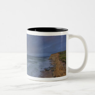 Seeklippen fangen letzte Beleuchtung bei Pomponi Zweifarbige Tasse