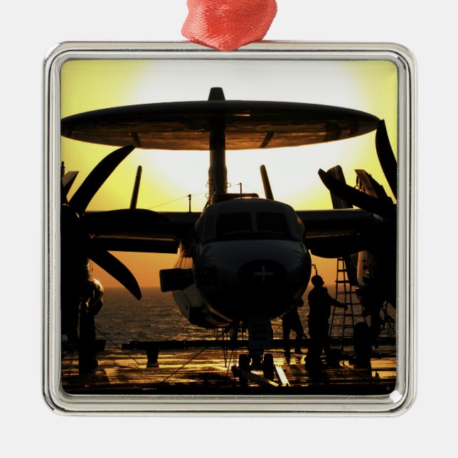 Seeleute arbeiten an einem E-2C Hawkeye-Flugzeug Silbernes Ornament (Vorne)