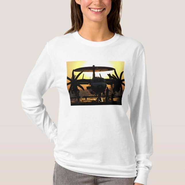 Seeleute arbeiten an einem E-2C Hawkeye-Flugzeug T-Shirt (Vorderseite)