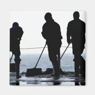 Seeleute fegen die Hangarbucht aus Magnet