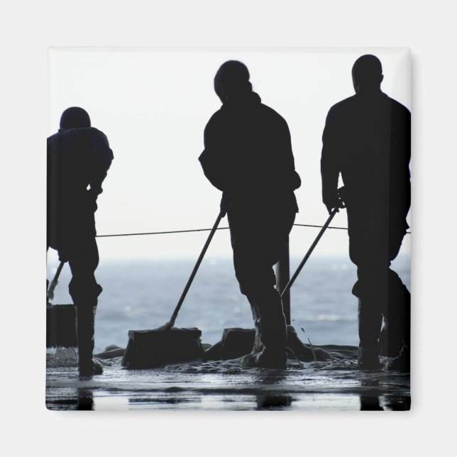 Seeleute fegen die Hangarbucht aus Magnet (Vorne)