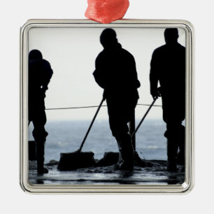 Seeleute fegen die Hangarbucht aus Silbernes Ornament