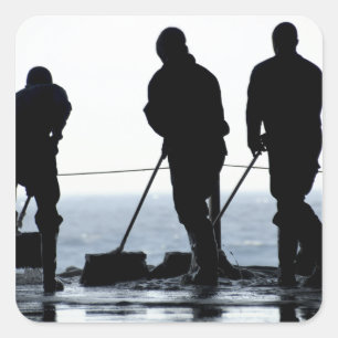 Seeleute fegen heraus die Hangarbucht Quadratischer Aufkleber