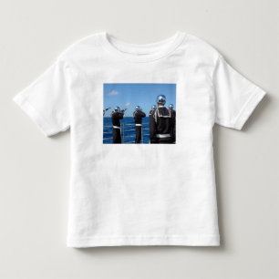 Seeleute feuern eine Salutsalve während eines Kleinkind T-shirt