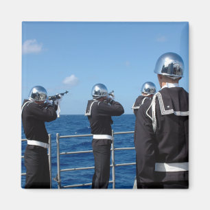 Seeleute feuern eine Salutsalve während eines Magnet