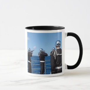 Seeleute feuern eine Salutsalve während eines Tasse