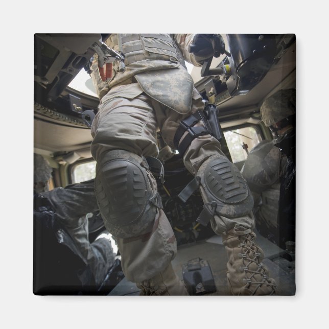 Seeleute lernen Verfahren für den Verband kennen Magnet (Vorne)