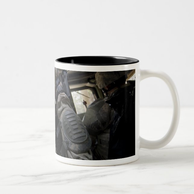 Seeleute lernen Verfahren für den Verband kennen Zweifarbige Tasse (Rechts)