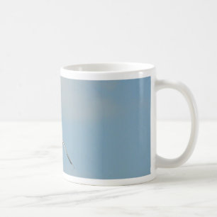Seemöwe-Fliegen auf himmelhohem Tasse