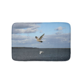 Seemöwen im Flug Badematte