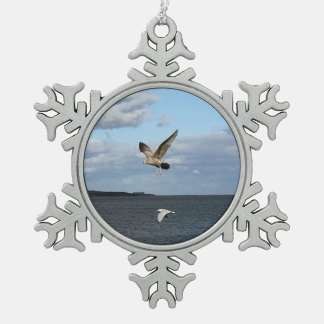 Seemöwen im Flug Schneeflocken Zinn-Ornament (Vorderseite)