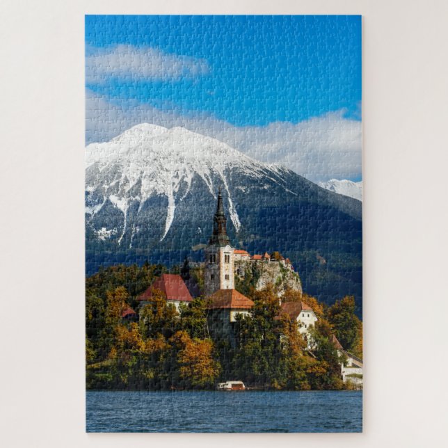 Seenlandschaft mit Kirche und Herbstbäumen Puzzle (Vertikal)