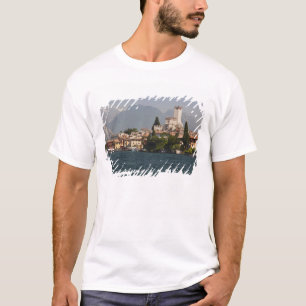 Seeort Malcesine, Provinz Verona, Italien T-Shirt