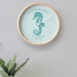 Seepferd Beach House Year Est Wall Clock Uhr<br><div class="desc">Ein aquamarines Seepferd Strandhaus Mauer Uhr für Sie gewartet,  um Ihren Familiennamen und das Jahr etabliert hinzuzufügen. Wenn man die Küstenstraße Liebe,  dann ist das die Uhr für Sie</div>