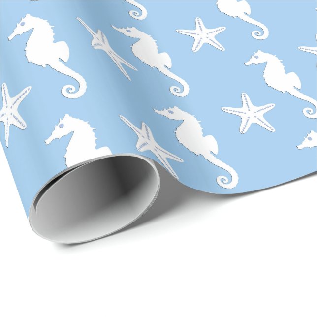 Seepferd und Seestern - weiß auf blass blau Geschenkpapier (Rolleneckpunkt)