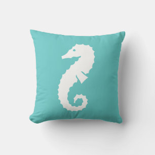 SEEPFERD WHITE auf aquamarinem blauem Kissen