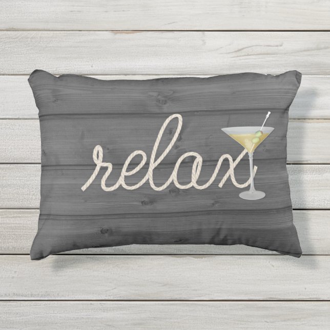 Seeseil auf Holz mit Martini und Relax Text Kissen Für Draußen (Vorderseite)