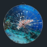 Seeteufel oder Seemeilen, Seefische der Ocean Reef Dartscheibe<br><div class="desc">Eine Welle von Sonnenlicht durchstrahlt das blaue Wasser und beleuchtet ein lebendiges Korallenriff, das mit Leben erfüllt wird. Sonnenlicht tanzt auf der Oberfläche und schafft einen schimmernden Pfad durch den türkisfarbenen Sand, der sanft nach oben abfällt, um zum links zu gelangen. Im Vordergrund, farbenfrohe Korallen, wie Miniatur, lebend Zelte in...</div>