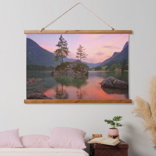 Seeuntergang mit Bäumen, Felsen und Bergen Wandteppich Mit Holzrahmen