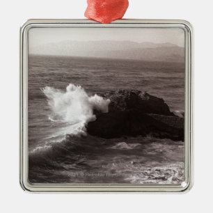 Seewellen, die gegen Felsen zusammenstoßen Silbernes Ornament