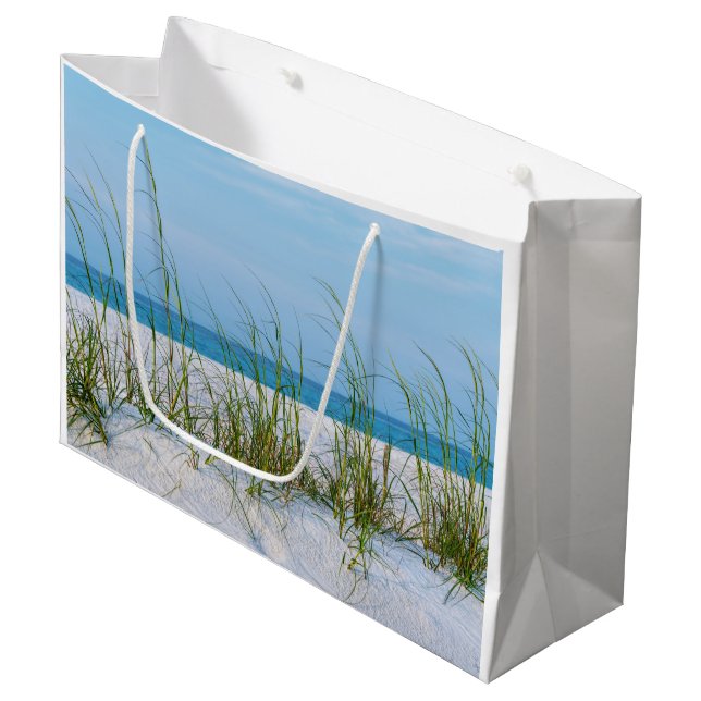 Seeziegel im weißen Sand Große Geschenktüte (Vorderseite Schrägansicht)