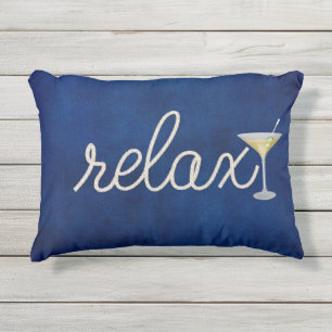 Segel auf blau mit Martini und Relax Text Kissen Für Draußen