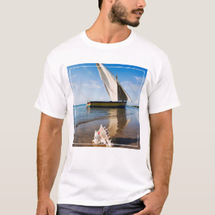 Segel-Boot und Muschel Mosambik, Benguerra T-Shirt