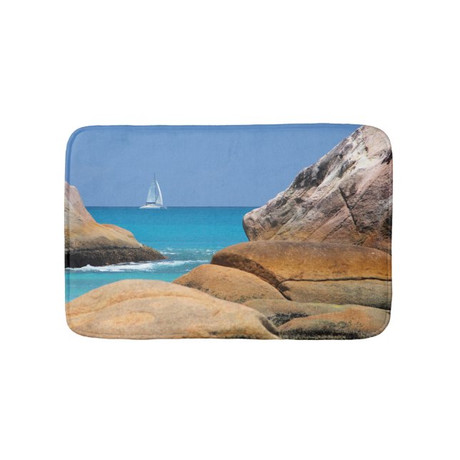 Segelboot am Strand Badematte (Vorderseite)