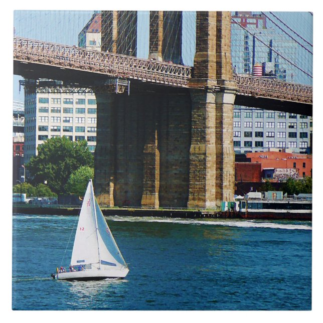 Segelboot an der Brooklyn Bridge Fliese (Vorderseite)
