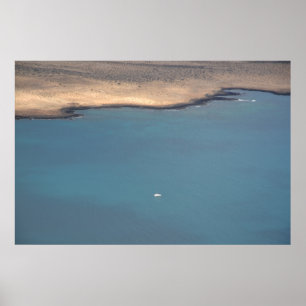 Segelboot auf blauem Meer – Landschaftsfotografie- Poster