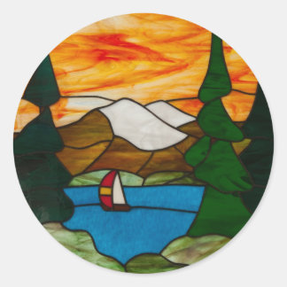 Segelboot auf dem Bergsee Gestaltete Glas Design K Runder Aufkleber