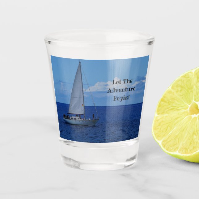 Segelboot auf dem blauen Ozean Schnapsglas (Vorderseite)