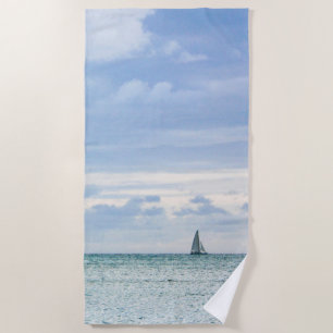 Segelboot auf dem Wasser Strandtuch