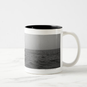 Segelboot auf Ozean Zweifarbige Tasse