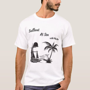 Segelboot auf See mit Palme – Tropischer Strand T-Shirt
