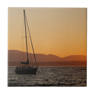 Segelboot bei Sonnenuntergang auf dem Puget Sound Fliese