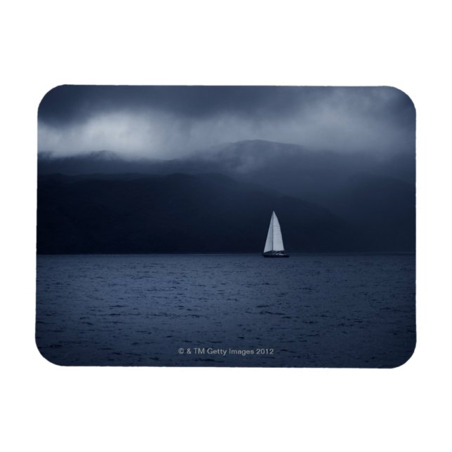Segelboot bei stürmischem Wetter in Schottland Magnet (Horizontal)