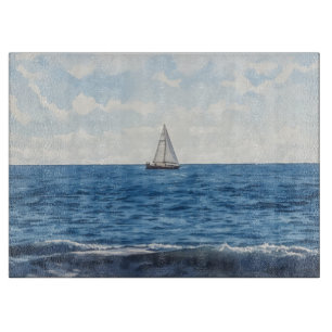 Segelboot, das auf dem Ozean Blau Glas segelt Schneidebrett