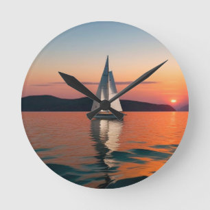 Segelboot, das auf ruhigem Wasser gleitet Runde Wanduhr