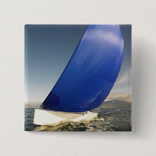 Segelboot, das im Wind sich neigt Button