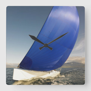 Segelboot, das im Wind sich neigt Quadratische Wanduhr